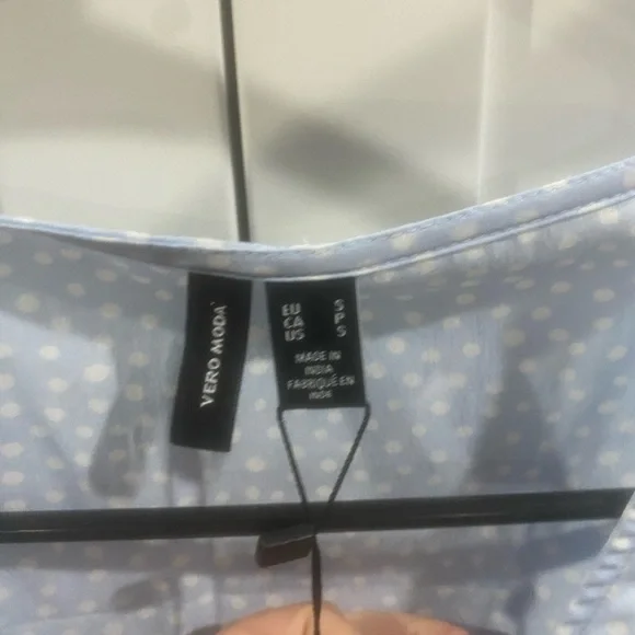 🚨 Vero Moda Blue Mini Sundress with Flutter Sleeves and V-Neck - Picture 5 of 9